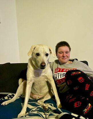 Das sind mein Hund Ozzy und ich - er darf nur auf die Couch als besondere Belohnung