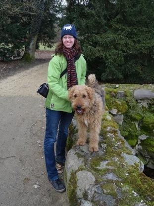 Hier bin ich mit meinem Lieblingshund Kentucky, dem Airedale Terrier meiner Eltern, zu sehen.