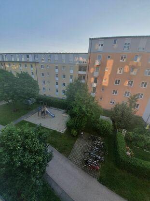 Kleiner Spielplatz + wiese unten