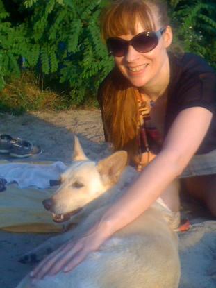 Mit Maja, einem Gasthund, im Sommer am Wannsee