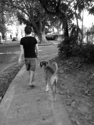 Hector und Joaquin beim Spaziergang.